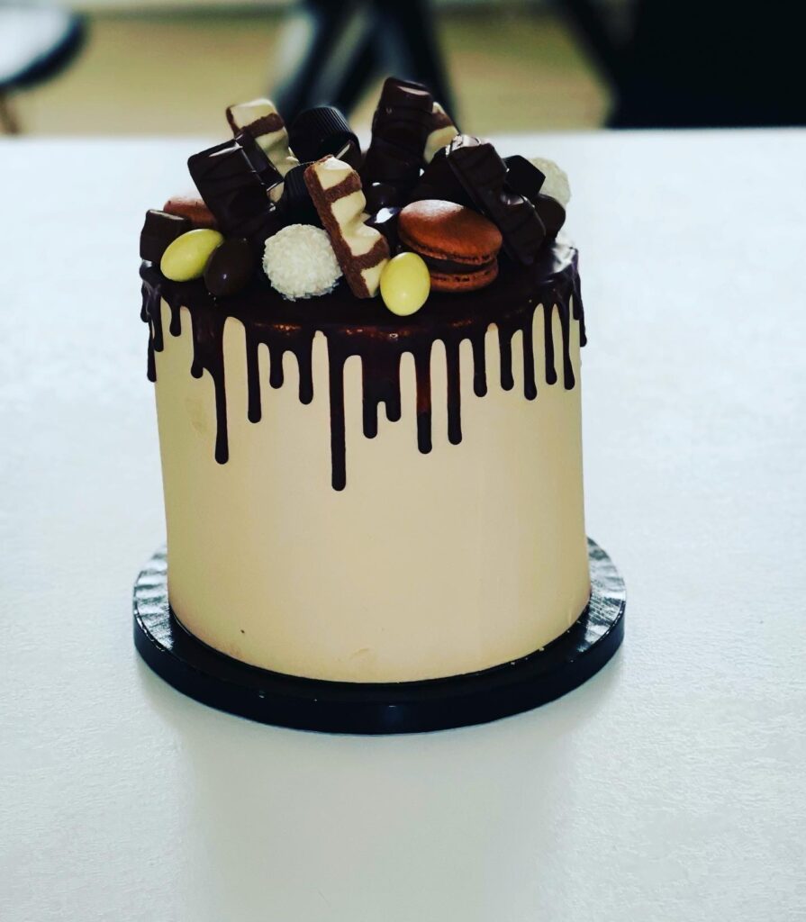 Layer cake : chocolat noir, Kinder Bueno et Ferrero Rochers